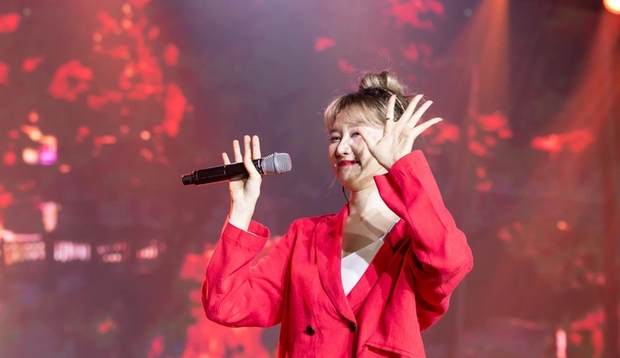 Hari Won biểu diễn hết mình dù đang bị liệt nửa mặt, Highlight khiến fan Việt sống lại thanh xuân với loạt hit Kpop đình đám một thời - Ảnh 11. Hari Won biểu diễn hết mình dù đang bị liệt nửa mặt, Highlight khiến fan Việt sống lại thanh xuân với loạt hit Kpop đình đám một thời - Ảnh 11.