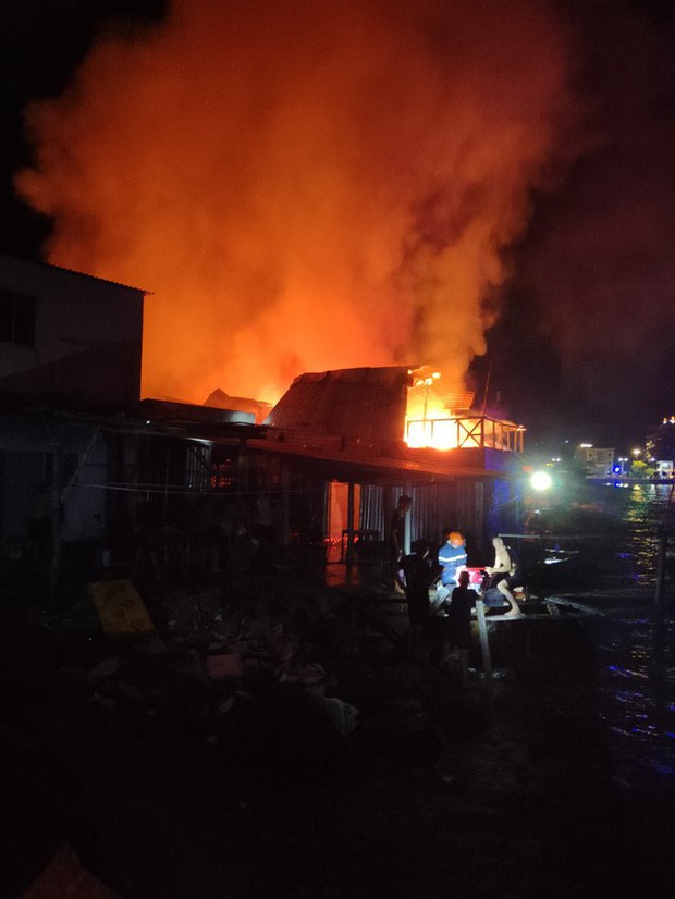 Phú Quốc: Cháy lớn trong đêm, 11 căn nhà bị thiêu rụi hoàn toàn - Ảnh 1.