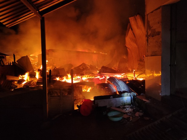 Phú Quốc: Cháy lớn trong đêm, 11 căn nhà bị thiêu rụi hoàn toàn - Ảnh 2.