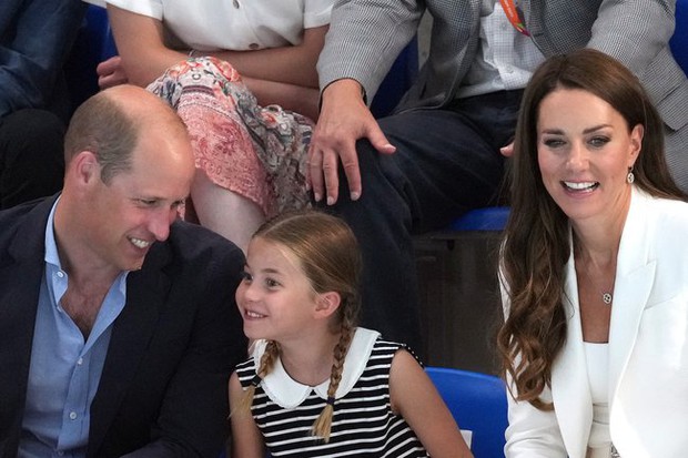 Loạt biểu cảm hài hước của công chúa Charlotte khi tham gia sự kiện cùng bố mẹ thu hút truyền thông - Ảnh 2.