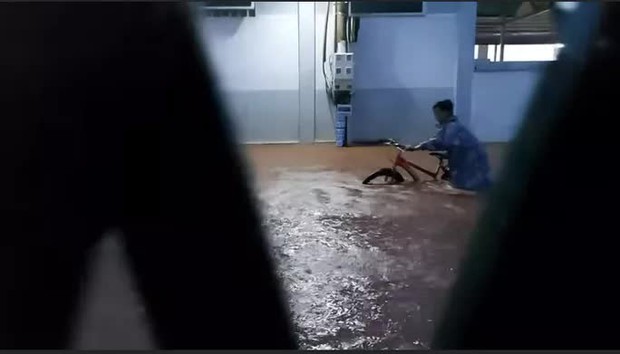 CLIP: Nước chảy như thác trên quốc lộ, cuốn nhiều xe máy - Ảnh 2. CLIP: Nước chảy như thác trên quốc lộ, cuốn nhiều xe máy - Ảnh 2.