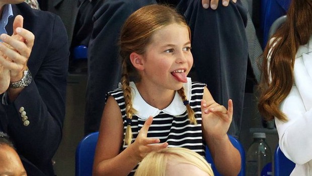 Loạt biểu cảm hài hước của công chúa Charlotte khi tham gia sự kiện cùng bố mẹ thu hút truyền thông - Ảnh 11.