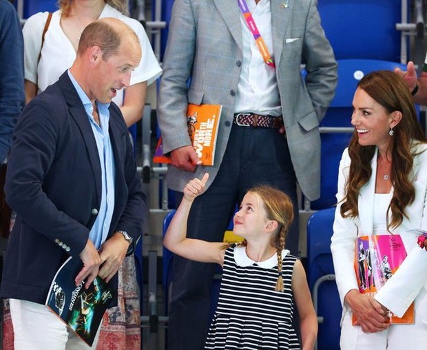 Loạt biểu cảm hài hước của công chúa Charlotte khi tham gia sự kiện cùng bố mẹ thu hút truyền thông - Ảnh 3.