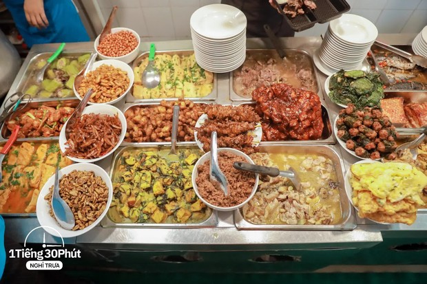Hàng cơm trưa ở phố cổ Hà Nội toàn phục vụ “dân công sở hạng sang”, đến người nước ngoài cũng biết và tần suất ăn chung cùng người nổi tiếng rất cao - Ảnh 3.