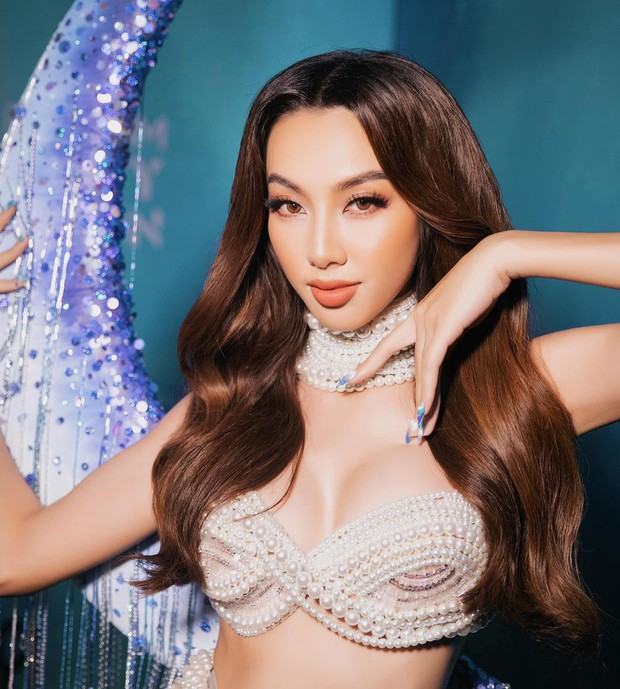Nhan sắc thăng hạng đầy quyến rũ của Hoa hậu Thùy Tiên sau chuyến công tác châu Âu - Ảnh 5. Nhan sắc thăng hạng đầy quyến rũ của Hoa hậu Thùy Tiên sau chuyến công tác châu Âu - Ảnh 5.