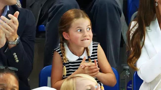 Loạt biểu cảm hài hước của công chúa Charlotte khi tham gia sự kiện cùng bố mẹ thu hút truyền thông - Ảnh 5.