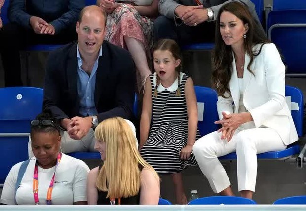 Loạt biểu cảm hài hước của công chúa Charlotte khi tham gia sự kiện cùng bố mẹ thu hút truyền thông - Ảnh 7.