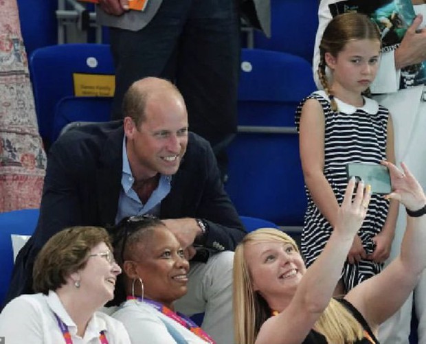 Loạt biểu cảm hài hước của công chúa Charlotte khi tham gia sự kiện cùng bố mẹ thu hút truyền thông - Ảnh 9.