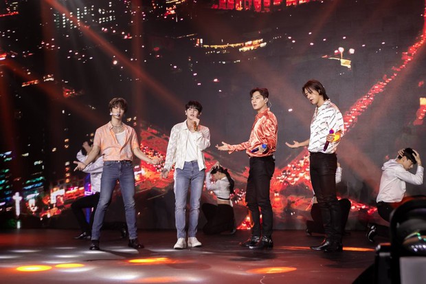 Hari Won biểu diễn hết mình dù đang bị liệt nửa mặt, Highlight khiến fan Việt sống lại thanh xuân với loạt hit Kpop đình đám một thời - Ảnh 13. Hari Won biểu diễn hết mình dù đang bị liệt nửa mặt, Highlight khiến fan Việt sống lại thanh xuân với loạt hit Kpop đình đám một thời - Ảnh 13.