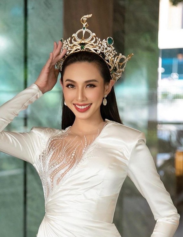 Không chỉ Hoa hậu Thùy Tiên, rất nhiều nàng hậu đình đám cũng từng gặp sự cố với vương miện - Ảnh 2.
