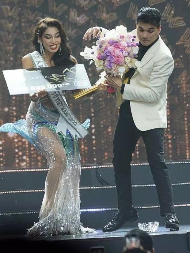 Không chỉ Hoa hậu Thùy Tiên, rất nhiều nàng hậu đình đám cũng từng gặp sự cố với vương miện - Ảnh 3.