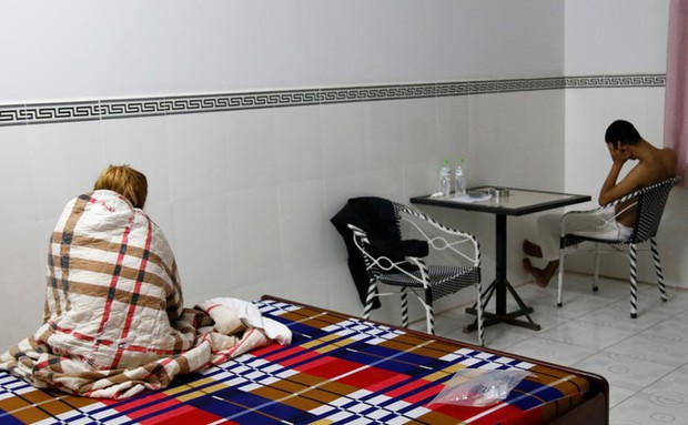 Tạm giữ hình sự 5 tú ông ở An Giang - Ảnh 2.