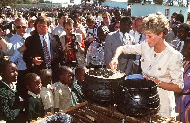 Kỷ niệm 25 năm ngày mất Công nương Diana: Loạt khoảnh khắc đặc biệt chưa từng thấy trong cuộc đời của huyền thoại bất tử - Ảnh 16.