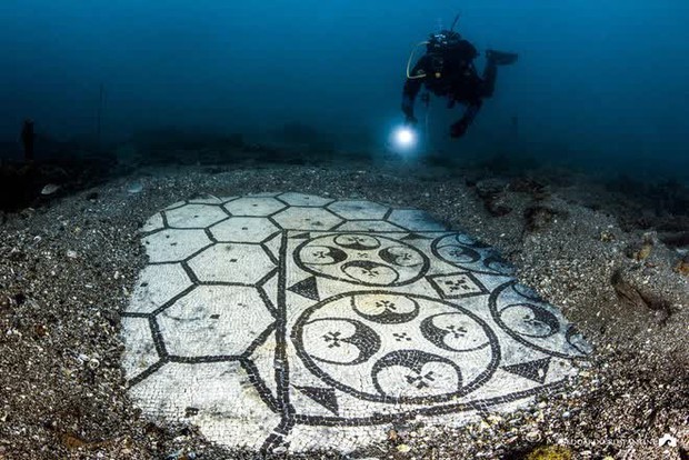 Exploring Baia - the ancient Roman city sunk deep under the sea for more than 500 years - Photo 3.