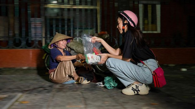 Hoa hậu Đỗ Thị Hà đi xe máy, tặng quà cho người vô gia cư thủ đô trong đêm khuya - Ảnh 7.