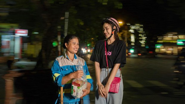 Hoa hậu Đỗ Thị Hà đi xe máy, tặng quà cho người vô gia cư thủ đô trong đêm khuya - Ảnh 4.