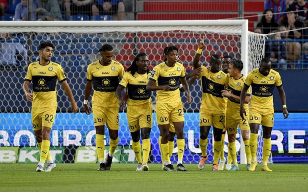 Pau FC hòa đội đầu bảng, HLV khen nức nở cầu thủ tranh vị trí với Quang Hải - Ảnh 1.