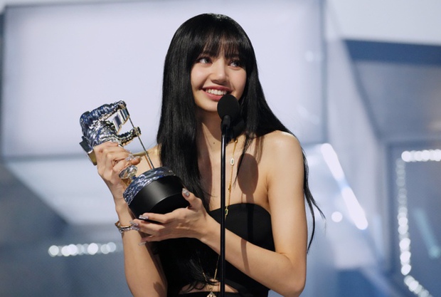 Lisa (BLACKPINK): The Thai dancer girl became a superstar and a historical miracle that made the whole world burst at the VMAs - Photo 12.