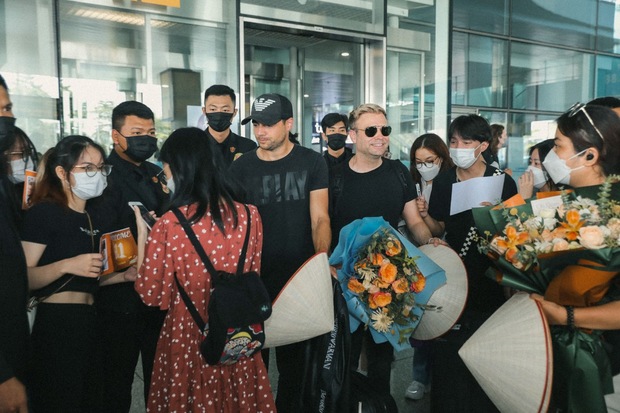 Nhóm nhạc A1, 911 và 2 thành viên Blue đổ bộ đến Việt Nam: Thân thiện giao lưu, chụp hình và ký tặng với người hâm mộ - Ảnh 9.