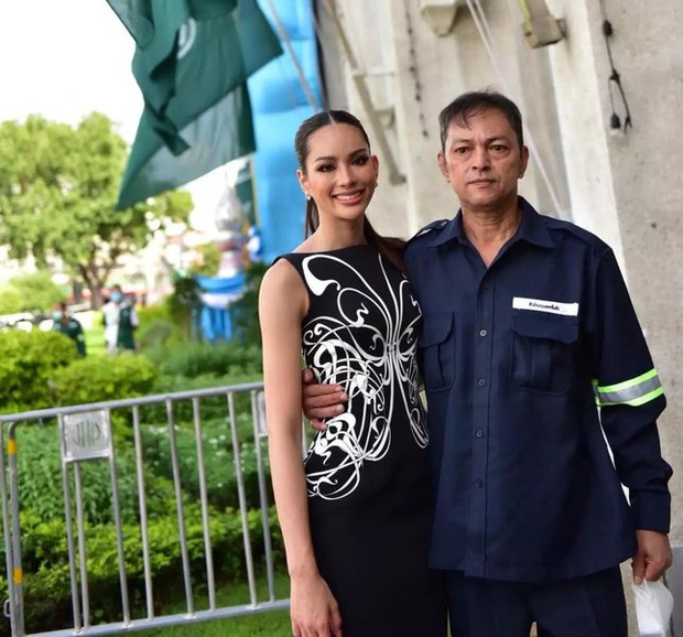 Bố của Hoa hậu Hoàn vũ Thái Lan 2022 mặc quần áo lao công dự sự kiện của con gái - Ảnh 1.