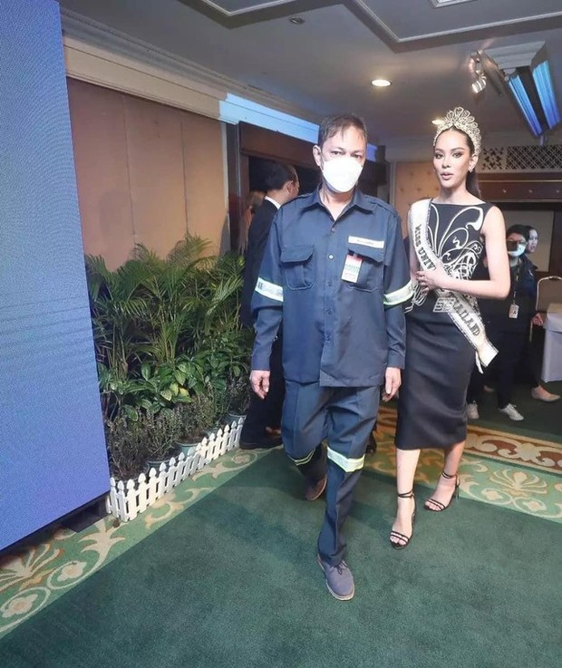 Bố của Hoa hậu Hoàn vũ Thái Lan 2022 mặc quần áo lao công dự sự kiện của con gái - Ảnh 2.