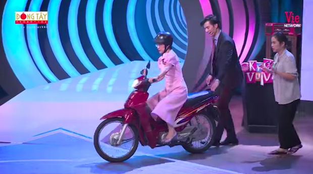 Ký ức vui vẻ: MC Thảo Vân lái xe máy lên sân khấu - Ảnh 2.