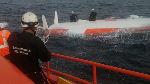 Cụ ông 62 tuổi sống sót sau 16 giờ mắc kẹt trong thuyền buồm bị lật ở Đại Tây Dương - Ảnh 2.