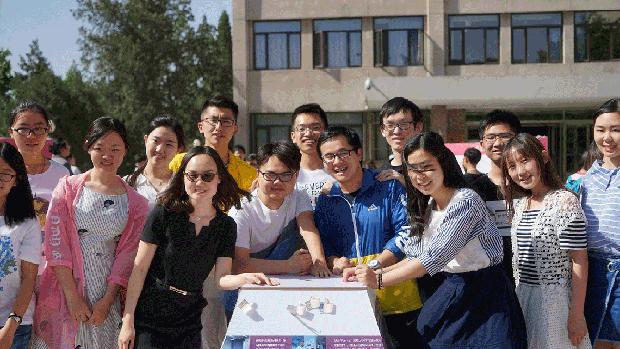 Điểm khác lạ trong bức ảnh giảng đường của trường đại học giỏi bậc nhất Trung Quốc gây tranh cãi: Tài giỏi thì không được phép khác người? - Ảnh 14.