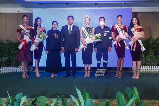 Bố của Hoa hậu Hoàn vũ Thái Lan 2022 mặc quần áo lao công dự sự kiện của con gái - Ảnh 3.