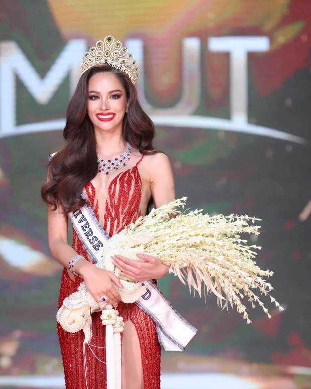Tân Hoa hậu Hoàn vũ Thái Lan: Xuất thân nghèo khó, bố làm công nhân vệ sinh, là đối thủ nặng ký của Ngọc Châu tại Miss Universe 2022 - Ảnh 4.