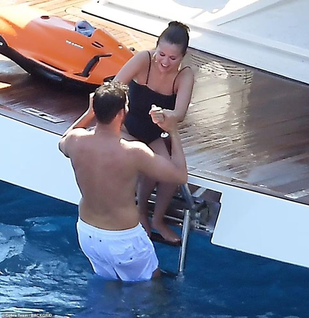 Selena Gomez mặc áo tắm lộ ngấn mỡ vẫn được khen xinh, tình bể bình với trai lạ - Ảnh 6.