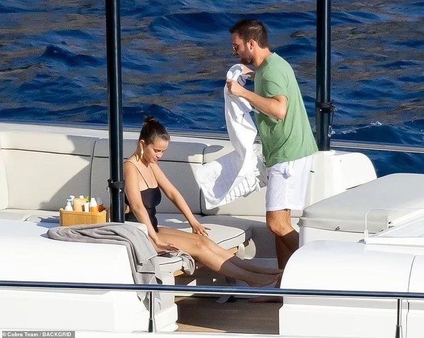 Selena Gomez mặc áo tắm lộ ngấn mỡ vẫn được khen xinh, tình bể bình với trai lạ - Ảnh 10.