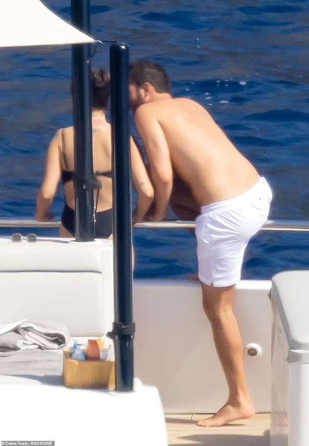 Selena Gomez mặc áo tắm lộ ngấn mỡ vẫn được khen xinh, tình bể bình với trai lạ - Ảnh 11.