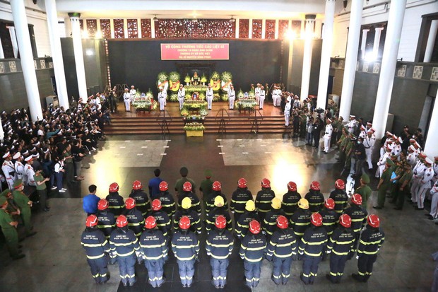 Tổ chức trọng thể lễ tang 3 liệt sĩ cảnh sát chữa cháy hy sinh: Dòng người lặng lẽ nối dài hướng về nhà tang lễ - Ảnh 16. Tổ chức trọng thể lễ tang 3 liệt sĩ cảnh sát chữa cháy hy sinh: Dòng người lặng lẽ nối dài hướng về nhà tang lễ - Ảnh 16.