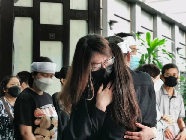Tổ chức trọng thể lễ tang 3 liệt sĩ cảnh sát chữa cháy hy sinh: Dòng người lặng lẽ nối dài hướng về nhà tang lễ - Ảnh 25. Tổ chức trọng thể lễ tang 3 liệt sĩ cảnh sát chữa cháy hy sinh: Dòng người lặng lẽ nối dài hướng về nhà tang lễ - Ảnh 25.