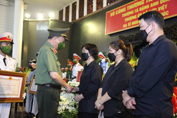 Tổ chức trọng thể lễ tang 3 liệt sĩ cảnh sát chữa cháy hy sinh: Dòng người lặng lẽ nối dài hướng về nhà tang lễ - Ảnh 7. Tổ chức trọng thể lễ tang 3 liệt sĩ cảnh sát chữa cháy hy sinh: Dòng người lặng lẽ nối dài hướng về nhà tang lễ - Ảnh 7.