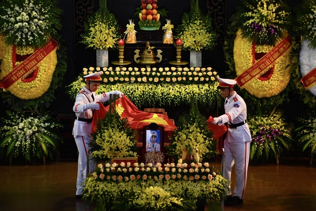 Tổ chức trọng thể lễ tang 3 liệt sĩ cảnh sát chữa cháy hy sinh: Dòng người lặng lẽ nối dài hướng về nhà tang lễ - Ảnh 4. Tổ chức trọng thể lễ tang 3 liệt sĩ cảnh sát chữa cháy hy sinh: Dòng người lặng lẽ nối dài hướng về nhà tang lễ - Ảnh 4.