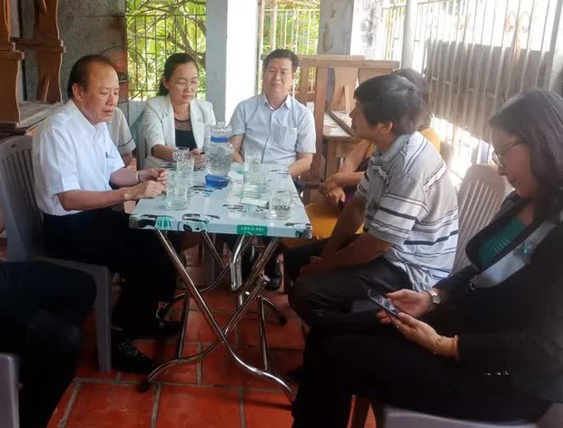 Giám đốc Bệnh viện Đa khoa Ninh Thuận viếng nữ sinh gặp nạn, xin lỗi gia đình - Ảnh 1. Giám đốc Bệnh viện Đa khoa Ninh Thuận viếng nữ sinh gặp nạn, xin lỗi gia đình - Ảnh 1.