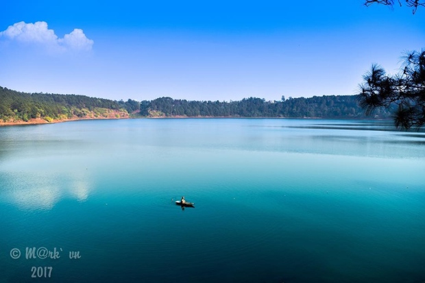 Cảnh đẹp như tranh vẽ ở hồ nước tự nhiên đẹp nhất đại ngàn Tây Nguyên - Ảnh 2.