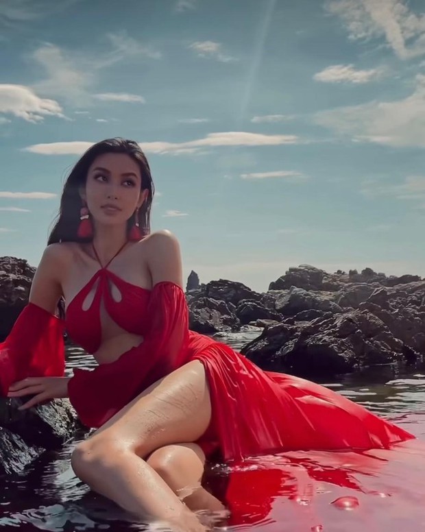  Hoa hậu Thuỳ Tiên mặc bikini đỏ rực, khoe dáng nóng bỏng tựa nàng tiên cá trên biển - Ảnh 4.