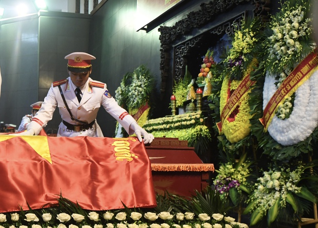 Tổ chức trọng thể lễ tang 3 liệt sĩ cảnh sát chữa cháy hy sinh: Dòng người lặng lẽ nối dài hướng về nhà tang lễ - Ảnh 5.