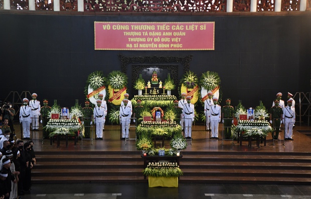 Tổ chức trọng thể lễ tang 3 liệt sĩ cảnh sát chữa cháy hy sinh: Dòng người lặng lẽ nối dài hướng về nhà tang lễ - Ảnh 2. Tổ chức trọng thể lễ tang 3 liệt sĩ cảnh sát chữa cháy hy sinh: Dòng người lặng lẽ nối dài hướng về nhà tang lễ - Ảnh 2.