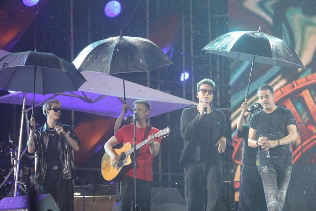 Toàn cảnh HAY Glamping Music Festival: 4 boyband huyền thoại quốc tế làm sống dậy cả thanh xuân, dàn sao Vpop cháy hết mình dưới màn mưa! - Ảnh 37.