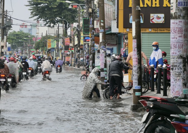 Mới buổi sáng, nhiều tuyến đường TP.HCM biến thành sông, chợ Thủ Đức chìm trong biển nước - Ảnh 7. Mới buổi sáng, nhiều tuyến đường TP.HCM biến thành sông, chợ Thủ Đức chìm trong biển nước - Ảnh 7.