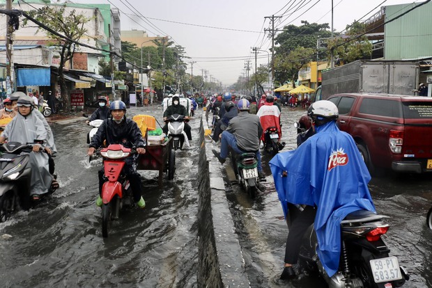 Mới buổi sáng, nhiều tuyến đường TP.HCM biến thành sông, chợ Thủ Đức chìm trong biển nước - Ảnh 1. Mới buổi sáng, nhiều tuyến đường TP.HCM biến thành sông, chợ Thủ Đức chìm trong biển nước - Ảnh 1.