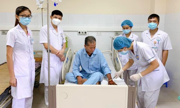 Vua bắt rắn nguy kịch vì suy đa tạng, nhiễm độc do rắn hổ cực độc cắn - Ảnh 1. Vua bắt rắn nguy kịch vì suy đa tạng, nhiễm độc do rắn hổ cực độc cắn - Ảnh 1.