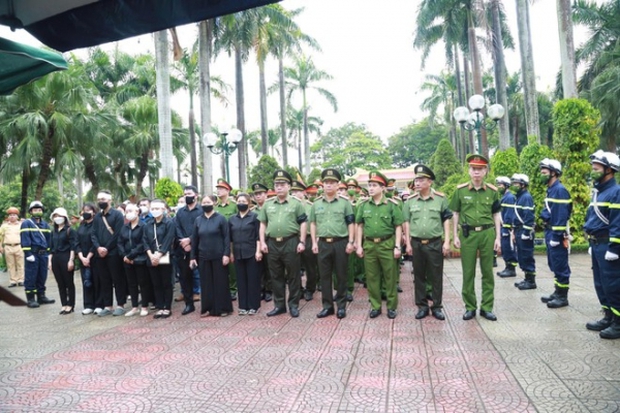 Xúc động tiễn biệt liệt sĩ Nguyễn Đình Phúc - Ảnh 1. Xúc động tiễn biệt liệt sĩ Nguyễn Đình Phúc - Ảnh 1.