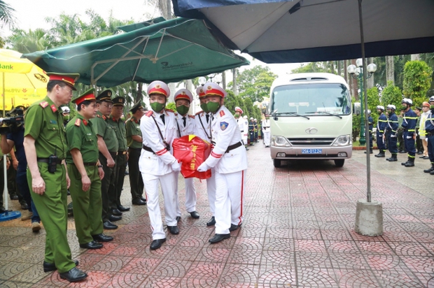 Xúc động tiễn biệt liệt sĩ Nguyễn Đình Phúc - Ảnh 2. Xúc động tiễn biệt liệt sĩ Nguyễn Đình Phúc - Ảnh 2.