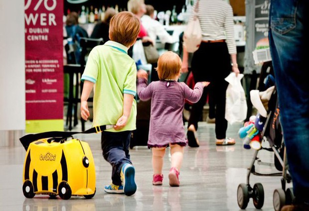 Hành khách hoảng loạn vì bị từ chối lên máy bay cùng 2 con gái nhỏ, hãng hàng không nói: Đúng quy định! - Ảnh 2.