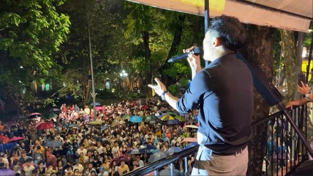 Hàng nghìn khán giả đội mưa đứng kín đường nghe Tuấn Hưng hát live ở ban công nhà riêng  - Ảnh 3.